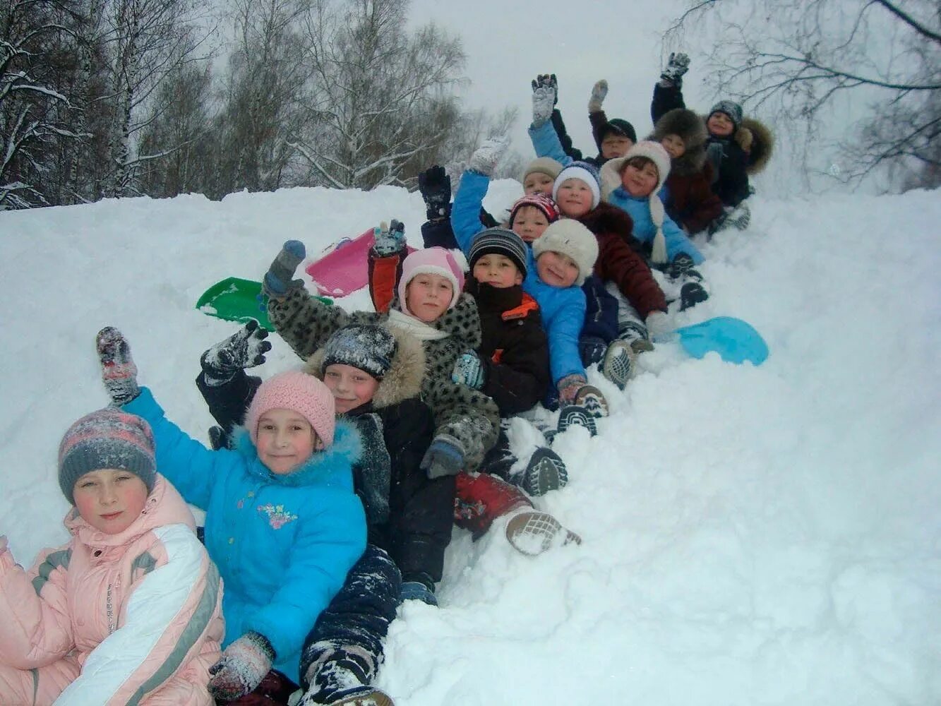 Зимние каникулы родители. Зимние развлечения. Зимние забавы для детей. Зимний лагерь для детей. Снежные забавы.