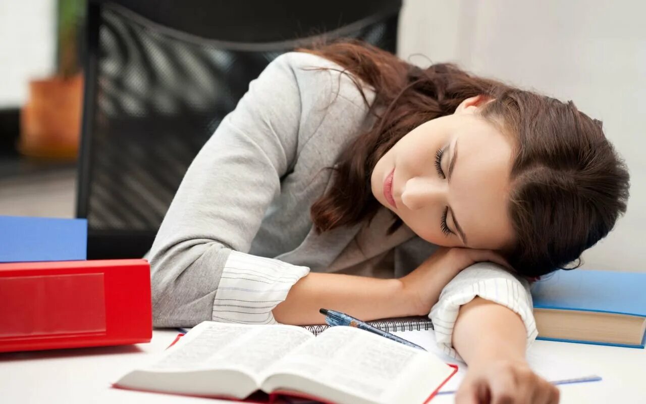 Усталость от учебы. Уставший подросток. Усталость от учебы. Усталость. Девушка устала от учебы.