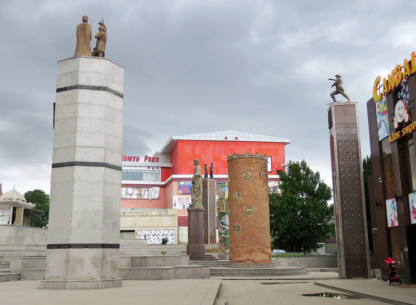 Москва гянджа. Старая гянджа. гянджа бульвар статуя. гянджа памятники. символ гянджи.