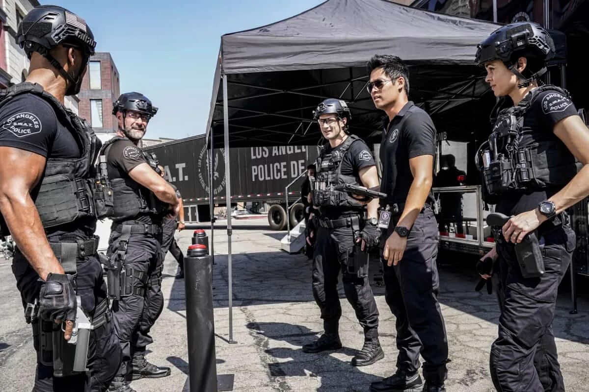 Swat squeezing. Swat 2025. swat 2003 трейлер. jim street swat. alex russell swat.