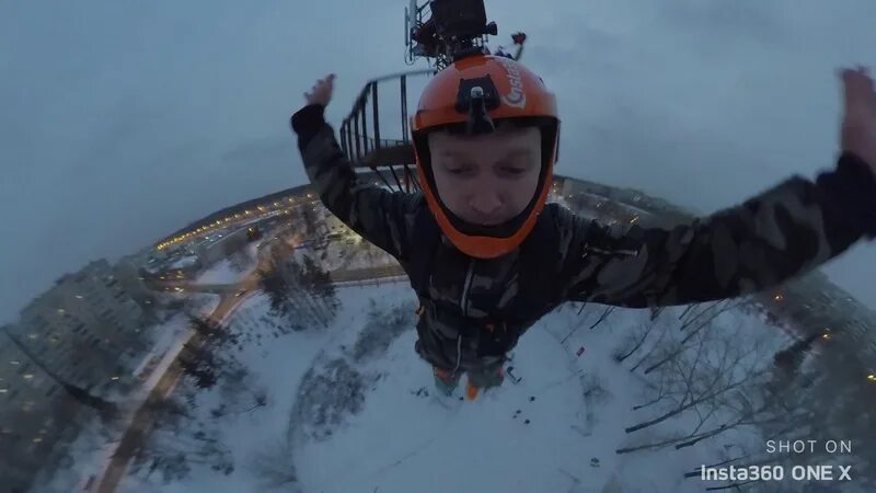 Вслед за первым прыгнувшим. Подростки прыгают с крыши. Вслед за первым прыгнувшим. Прыжок с парашютом. Вслед за первым прыгнувшим.