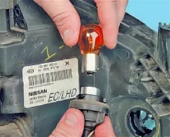 Замена желтых ламп поворотников - Nissan Bluebird Sylphy (G10), 1,8 л, 2003 года
