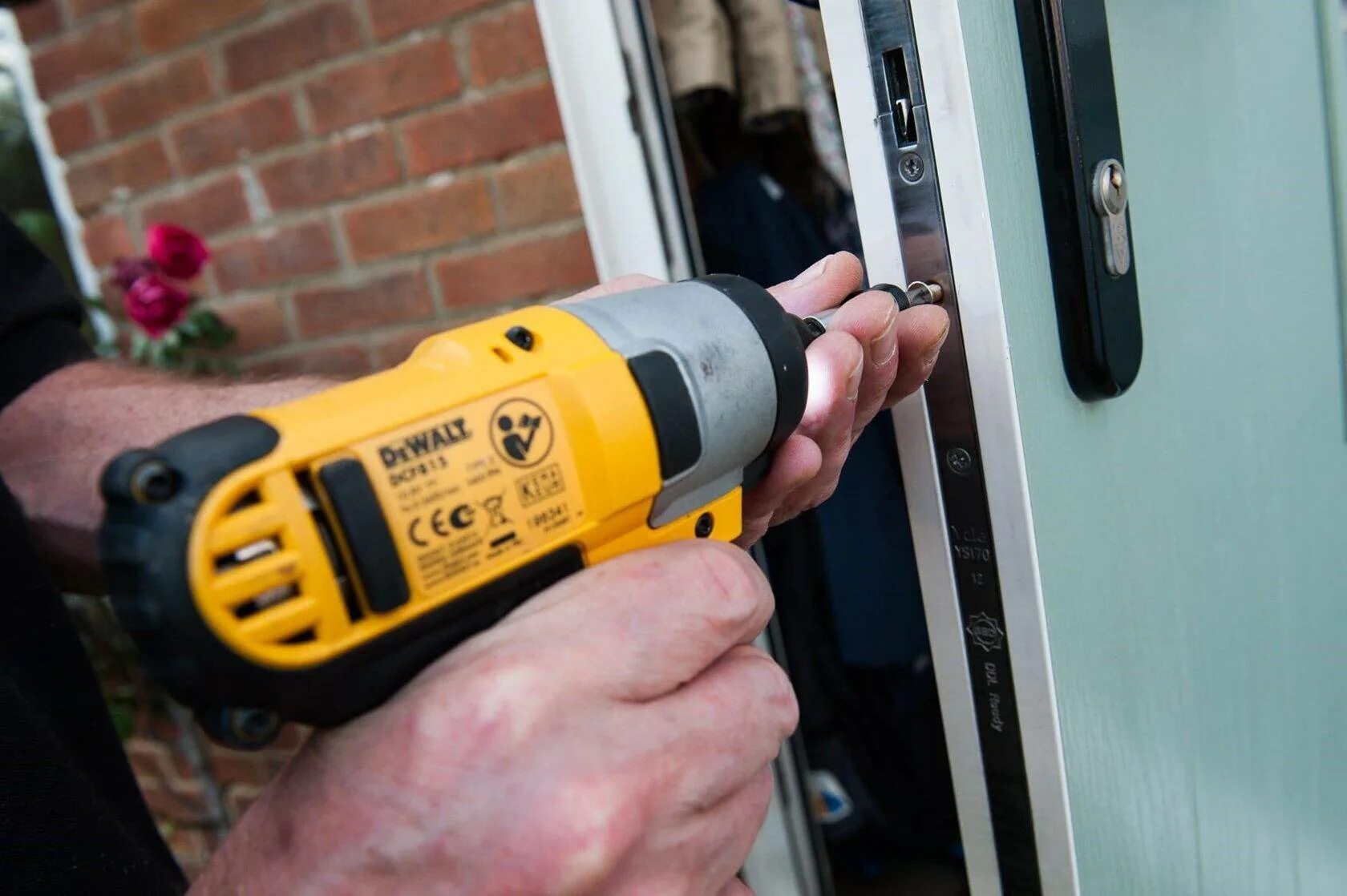 Врезка замка в межкомнатную дверь. Инструмент для монтажа пластиковых окон. Кондуктор для врезки дверных замков милуоки. Инструмент для врезки ручек в межкомнатные двери. Какой нужен инструмент для установки замков.