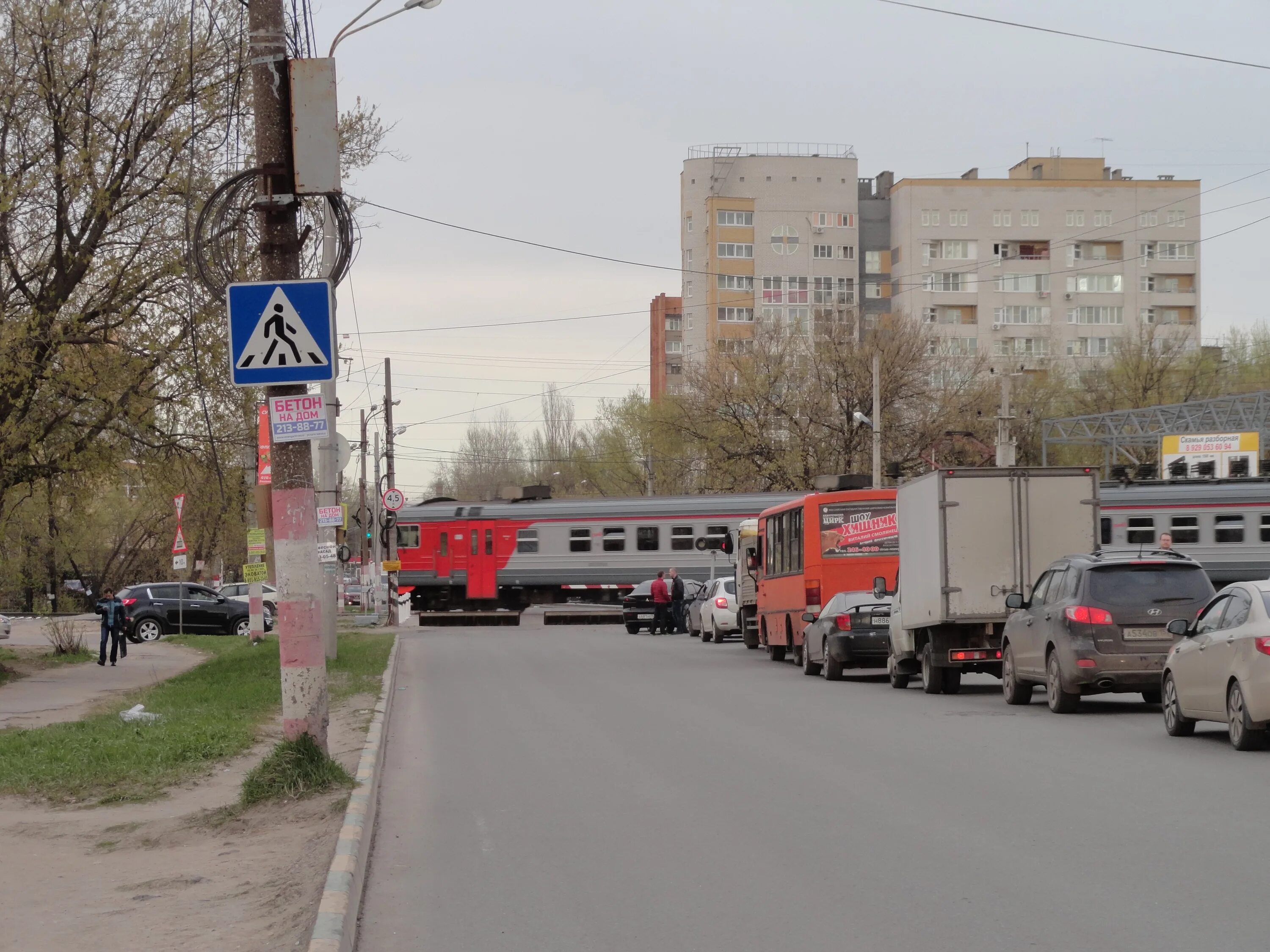 Нижегородский переезжает. Железнодорожный переезд Нижний Новгород. Переезды Нижний Новгород. Железнодорожный переезд Нижний Новгород проспект Ленина. Нижегородский переезд заброшенный.