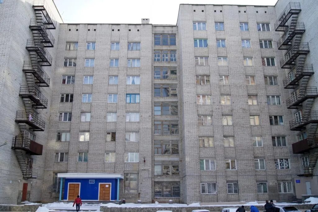 Общежитие снаружи. Общежитие дом. Общага здание. Советское общежитие.