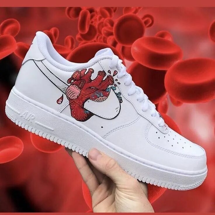 Как сделать красивые кроссовки. Nike Air Force 1 Heart. Nike Air Force 1 с сердечком белые. Кастом на кроссовки найк АИР.