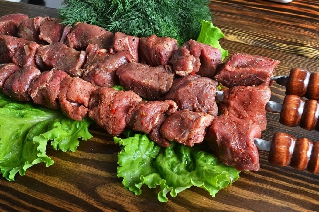 Как замариновать шашлык из баранины. Мясо для шашлыка из говядины полуфабрикат. белшашлык. мраморный шашлык. шашлык из говядины сырой.