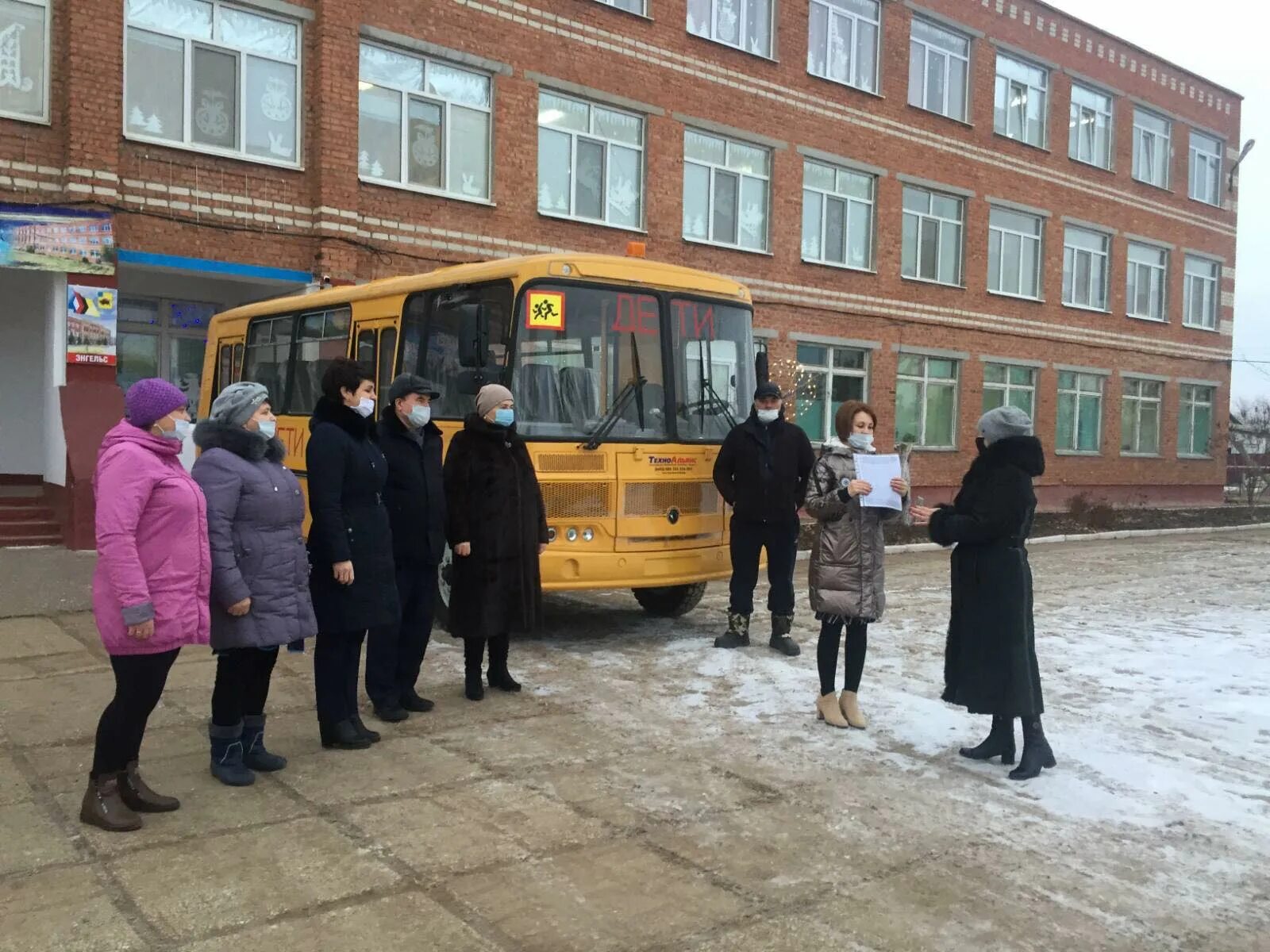 Школа нова энгельс. Школьные автобусы в сельские школы. Автобус школьный Преображенская школа. Школьный автобус Энгельс. Школьный автобус школа 35 Новотитаровская.