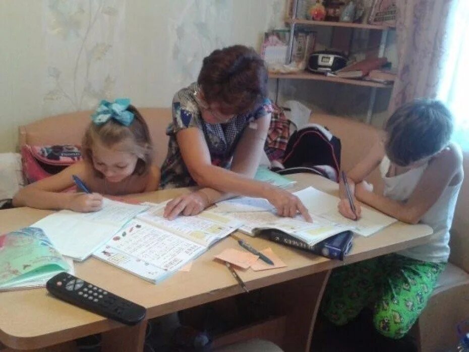 Ребенок учит уроки. Ребенок делает уроки. Домашнее задание в школе. Приколы про уроки с ребенком.