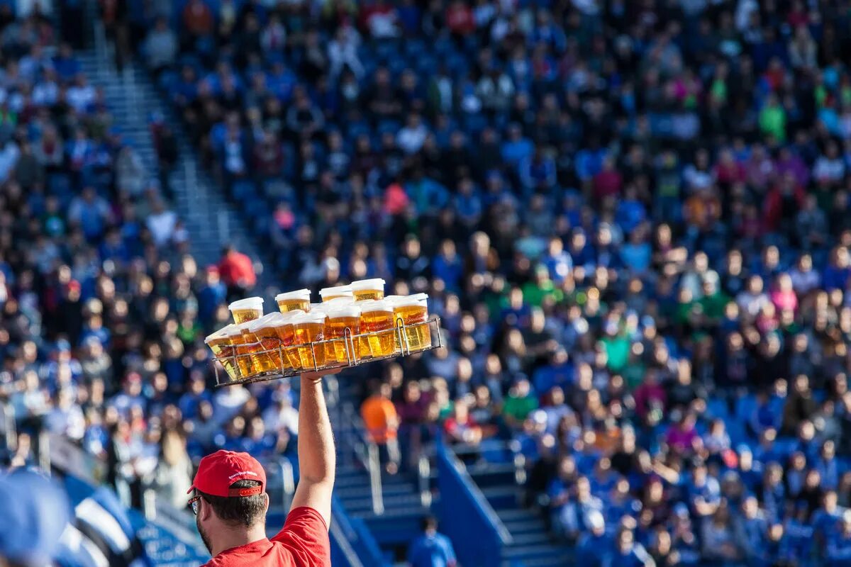 Еда на стадионе. Пиво на стадионе. Болельщики с пивом на стадионе. Пиво футбол стадион. Пиво на стадионах в России.