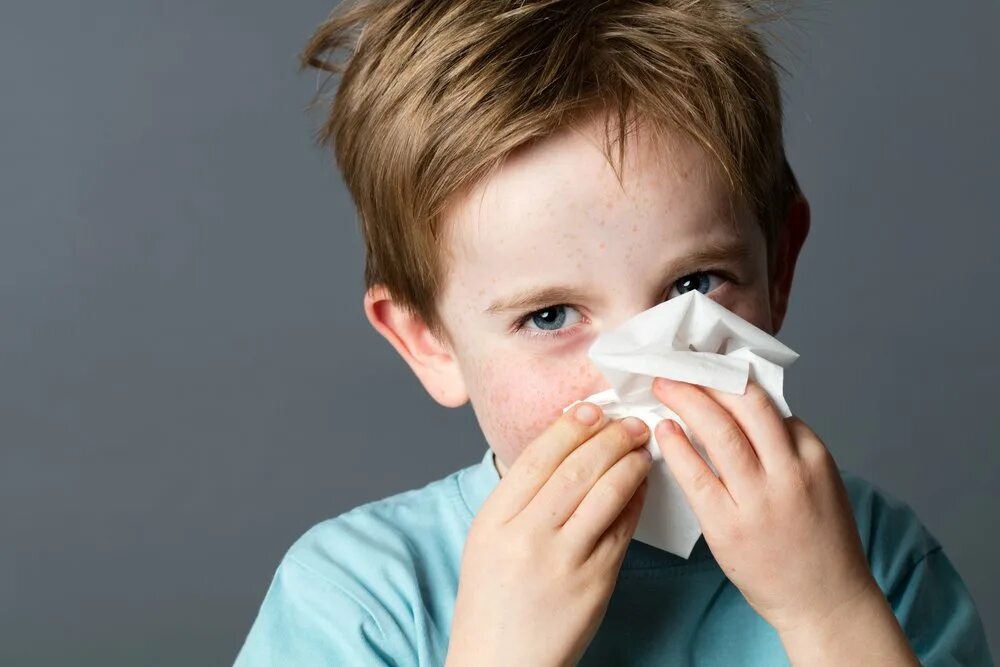 Врач и ребенок. Child diseases. Чихание ребенка. Осмотр ребенка. Ребенок чихает.