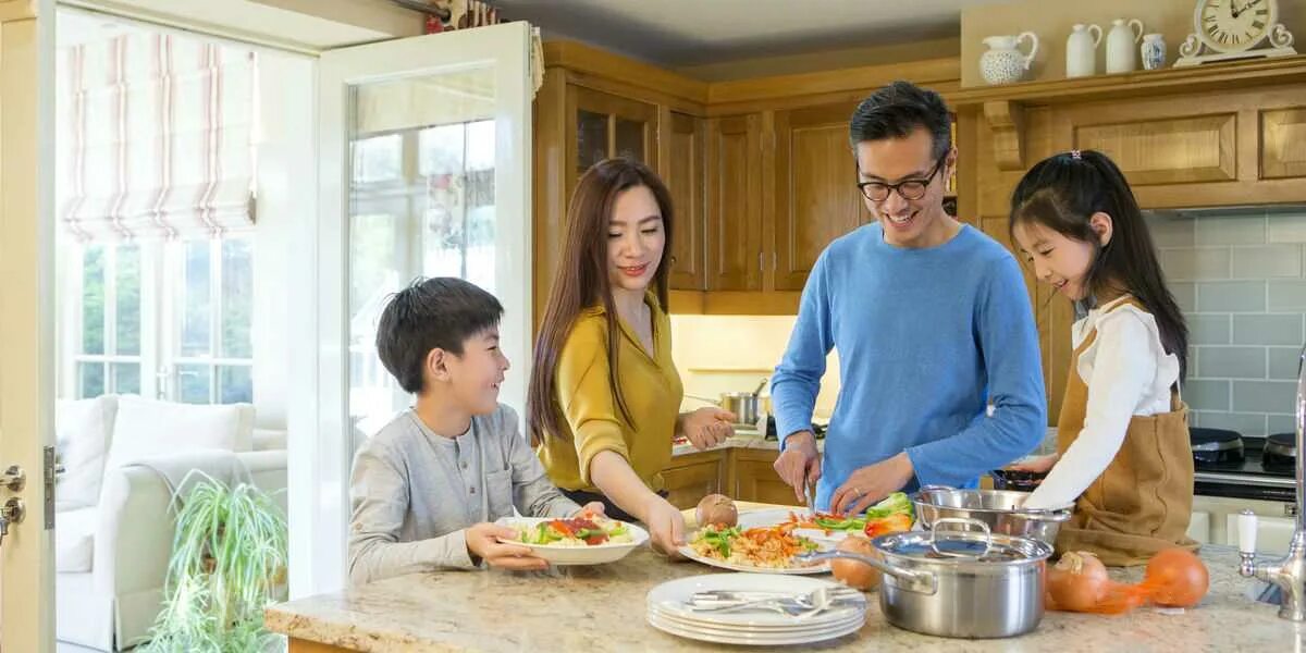 Питания кухня семья. Asian Family dinner. A Family Cooking at Home. Family eating at Home. My parents cooking