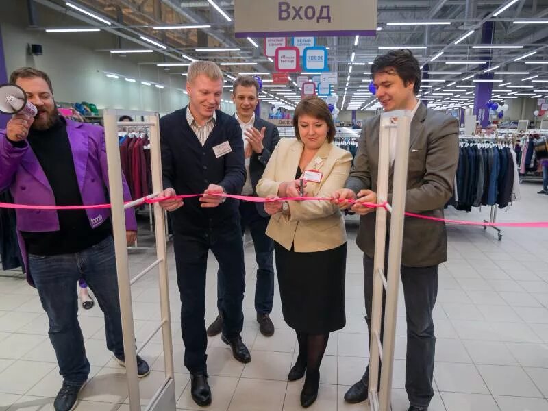 хозяин магазина фамилия. александр гришак новомосковск. фамилия магазин. фамилия магазин одежды. фамилия магазин москва.