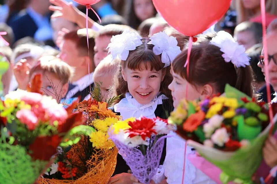 Первоклассники на линейке. Уч год в москве. Праздники для школьников. Уч год в москве. Школа первоклассника.