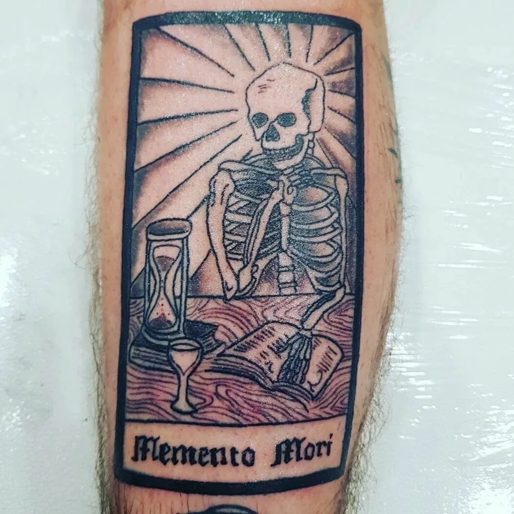 Руки моменто мори. Memento mori тату на предплечье. Эсказ тату моменто мори. Руки моменто мори. Руки моменто мори.