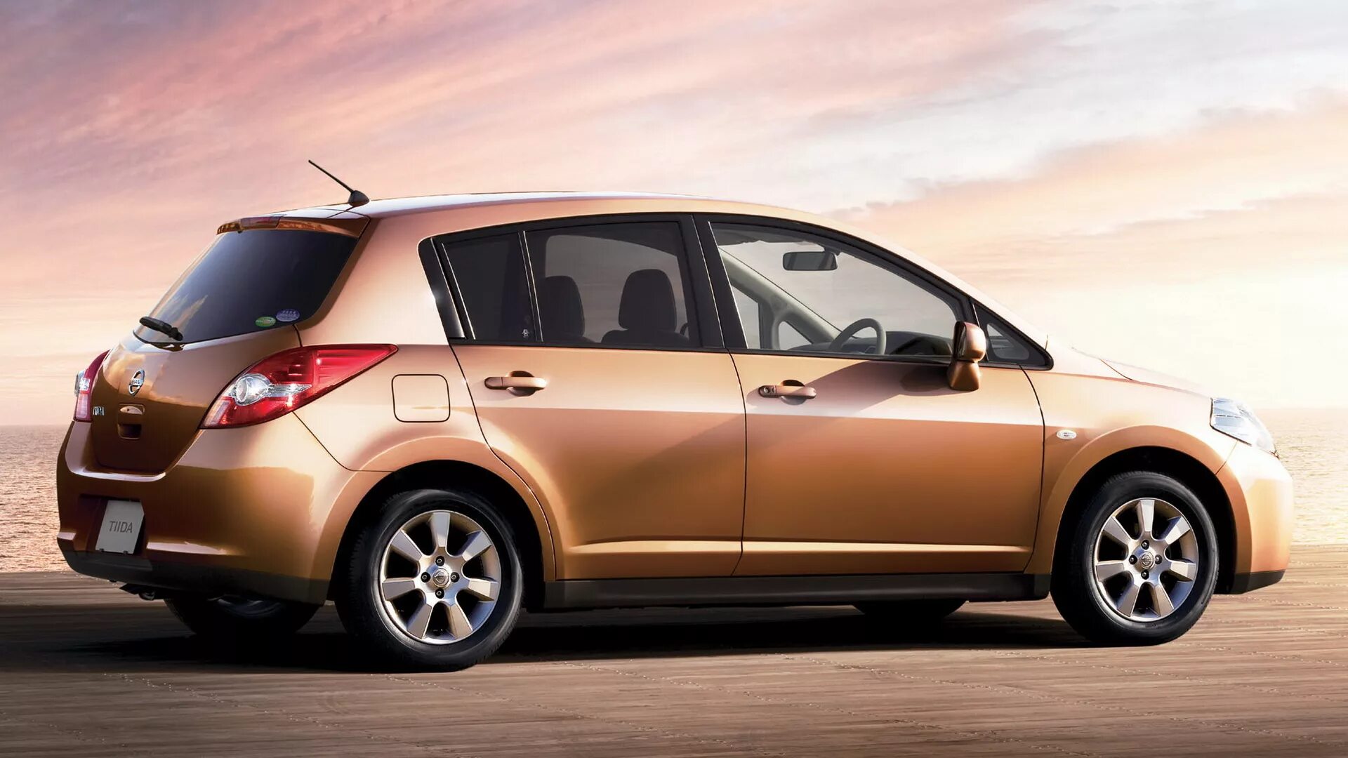 Nissan teana 2014. Nissan tiida 2015. Ниссан тиида 2012 синяя. Nissan tiida 2007 хэтчбек. Ниссан тила.