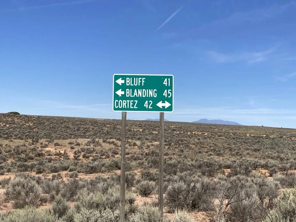 Знак проходит. Дорожные знаки в японии. Предписывающие знаки для азс. Предписывающие знаки. Красивая дорога.