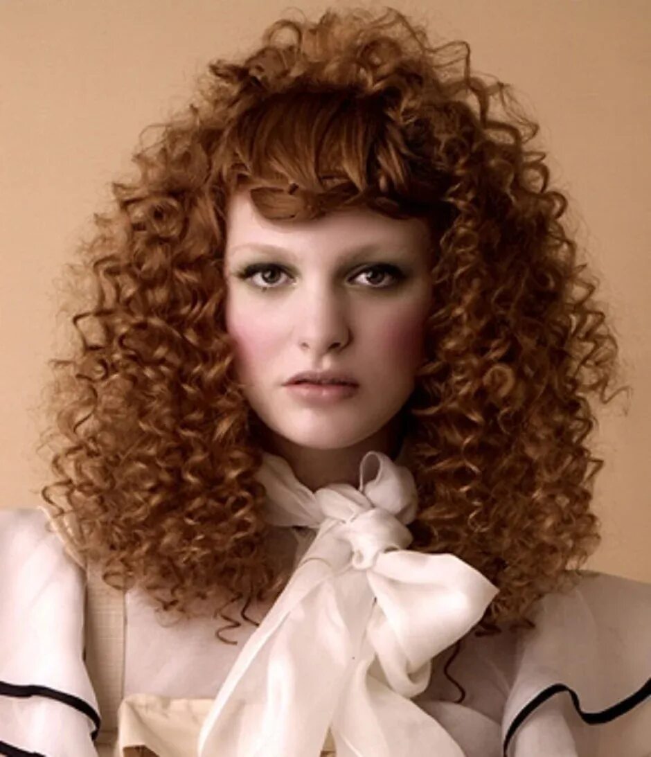 Причёски на средние волосы с биозавивкой. Хим завивка на средние волосы с челкой крупные локоны. Керли кудри биозавивка. Боб кудри. Челка после завивки.