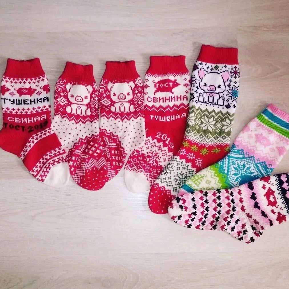 Носочки со. Вязаные носки со снежинками. Носки со свинками. Новогодняя коллекция носков. Новогодние носки связать.