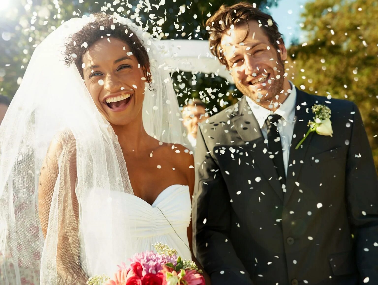 Нельзя видеть невесту до свадьбы. Счастливая невеста. Счастливые молодожены. Счастливые жених и невеста. Радостная невеста.