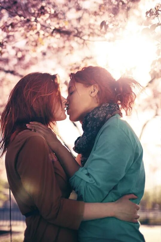 Lesbian elle. Любовь двух женщин. Две влюбленные девушки. Лесбос любовь. Настоящая лесбийская любовь.