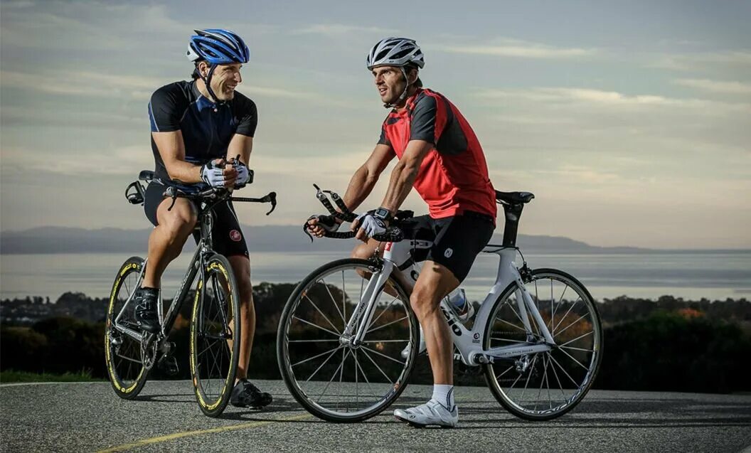 После катания на велосипеде. Cycling Велоодежда. Мужчина на велосипеде. Шоссейный велосипедист. Велосипед для велоспорта.