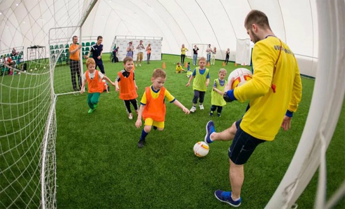 Football school. Занятия футболом. Футбольная школа. Детская футбольная школа. Школа футбола для детей.