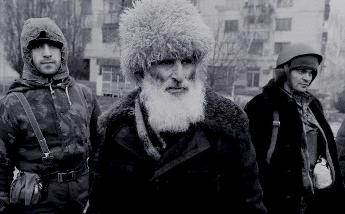 Чеченцы в годы в о в. Советские чеченцы. Чеченские боевики грозный 1995. Чечня солдат 1995 грозный боевики. Чеченцы в годы в о в.