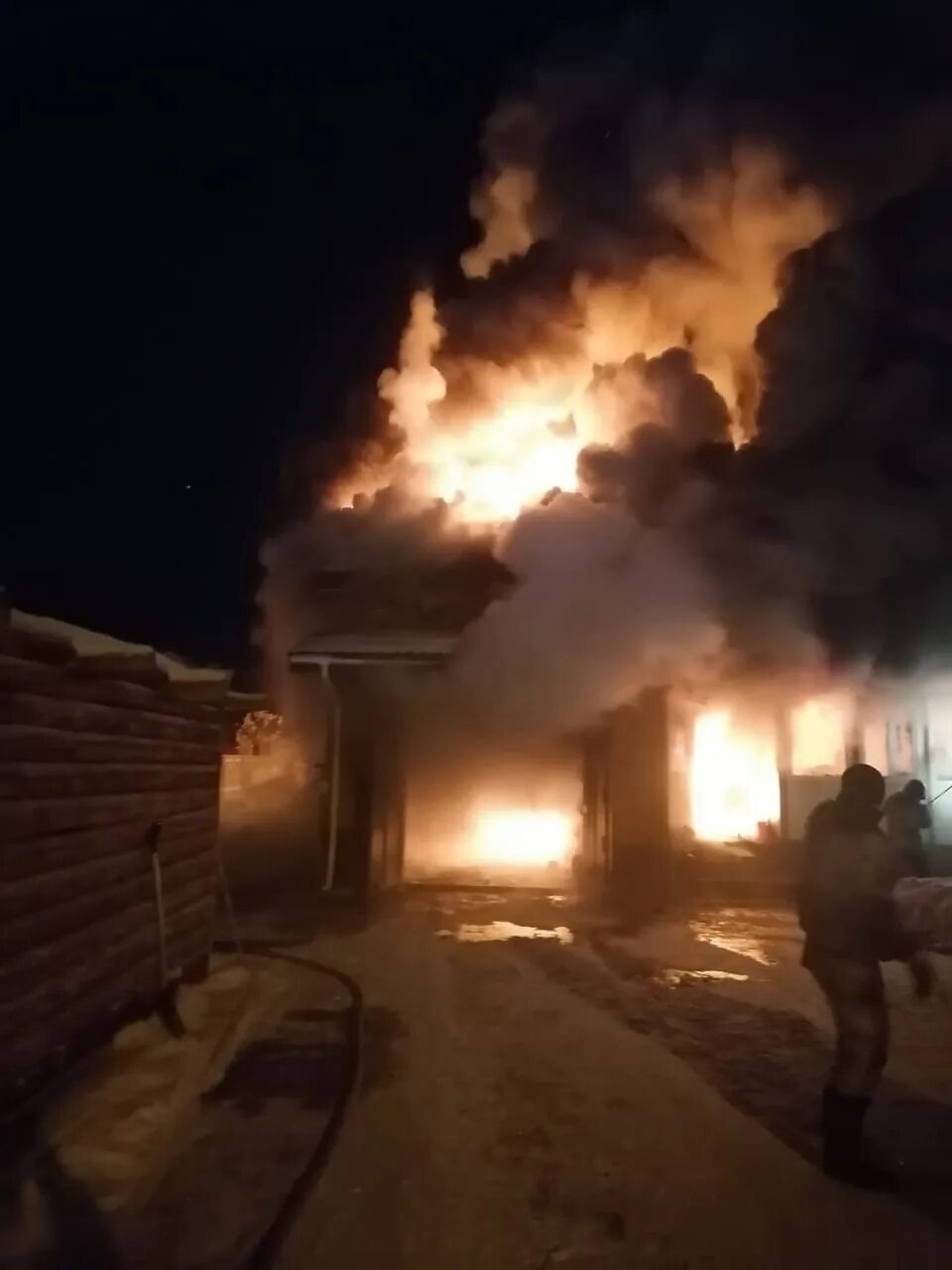 Сгорел дом в раменском. Пожар в Надеждино Омская область. Пожар в Ростовке Омская область. Пожар в Кулаково 2023. Пожар на Марьяновской Омск 7.10.2022.