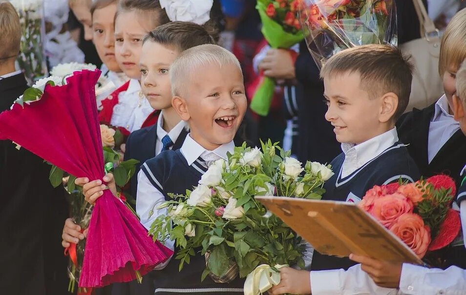 Перенос учебного года. Первое сентября. Школа 1 сентября. Первоклассник и старшеклассник. День знаний фото.