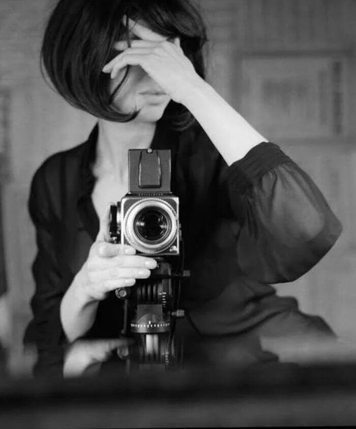 Камера стала черно белой. Девушка фотограф. Девушка с фотокамерой. Фотосессия для фотографа. Фотоаппарат в руках.