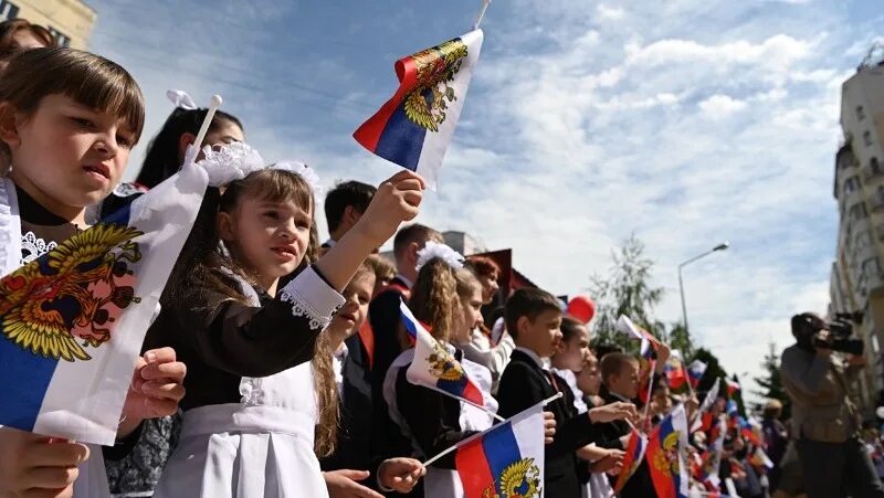 Гимназия 3 каникулы. Школа 3 Белгород. Белгородские школьники. Торжественная линейка гимназии. Гимназия 3 Белгород.