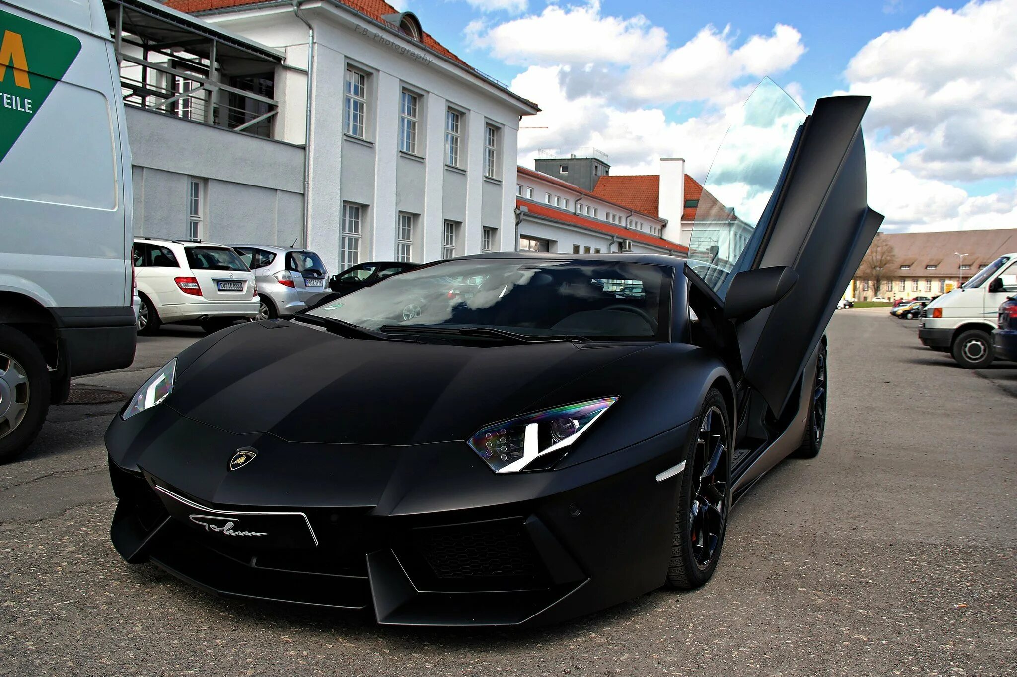 Черная с большими формами. Lamborghini Aventador lp700 чёрный. Lamborghini Aventador lp700-4 черная. Ламборджини авентадор черный матовый. Ламборгини авентадор 2020 черный матовый.