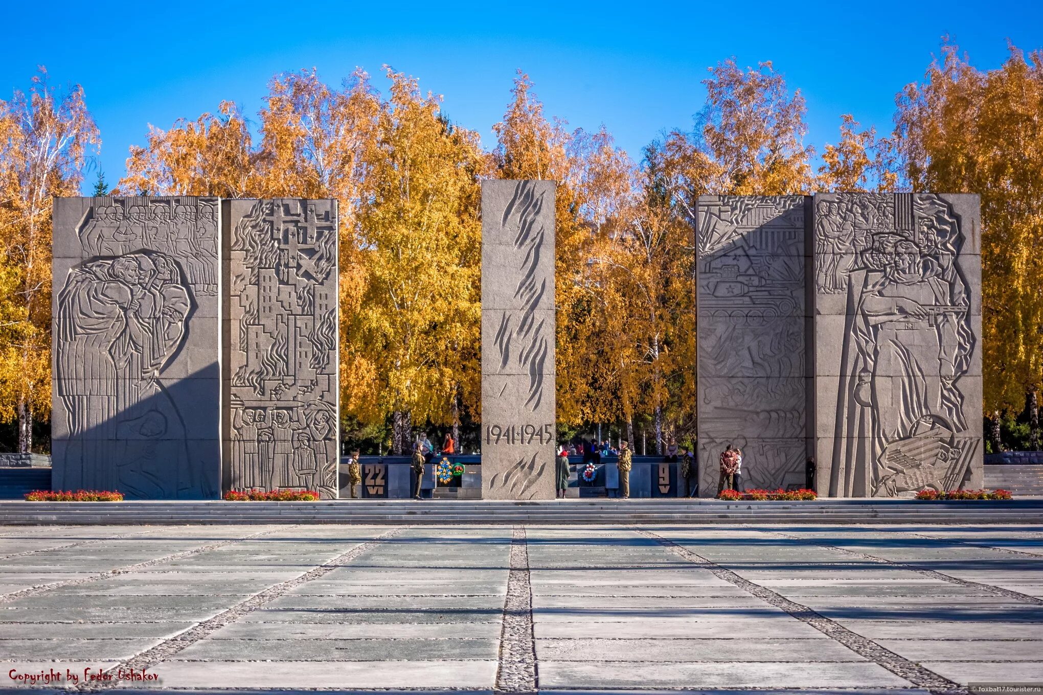 Памятник где на площади. Монумент славы Новосибирск. Вечный огонь Новосибирск монумент славы. Монумент славы Новосибирск пилоны. Памятник на монументе славы город Новосибирск.