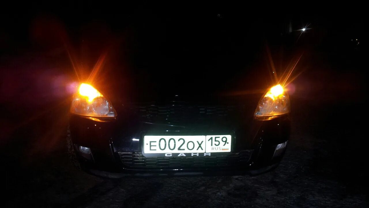 Приора 2 американки. Горящие поворотники на приору. На приоре горит поворотник. На приоре горит поворотник. Приора 2 тонированная с поворотниками se.