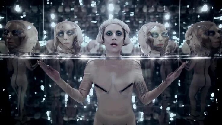 Сиськи Lady Gaga в толпе