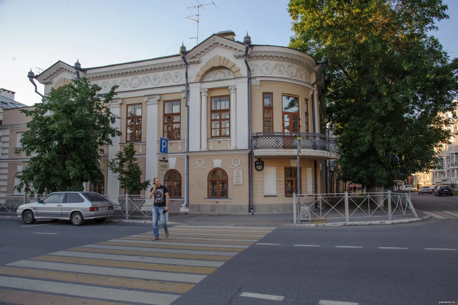 Большая красная 15