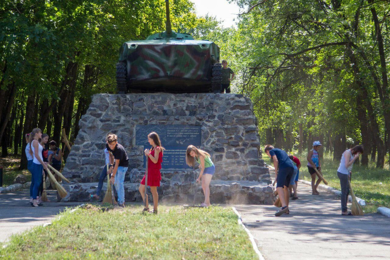 Город амвросиевка донецкой области. Амвросиевка фрунзе 2014. Магазин интер амвросиевка. Амвросиевская дюсш. Амвросиевка портал.