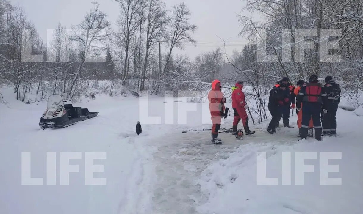 Женщина утонула на крещение в Ленинградской области. Найдено тело женщины утонувшей в проруби. Река Оредеж утонула женщина. Тело утонувшей женщины на крещение.