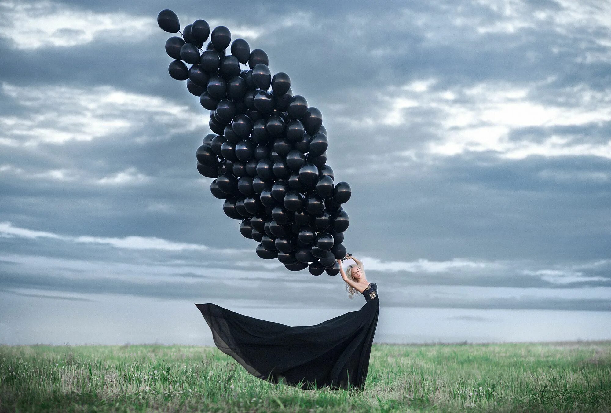 Иногда шаров. Фотосессия с черными шарами. Фотосессия с воздушными шариками. Черные воздушные шары. Креативные воздушные шары.