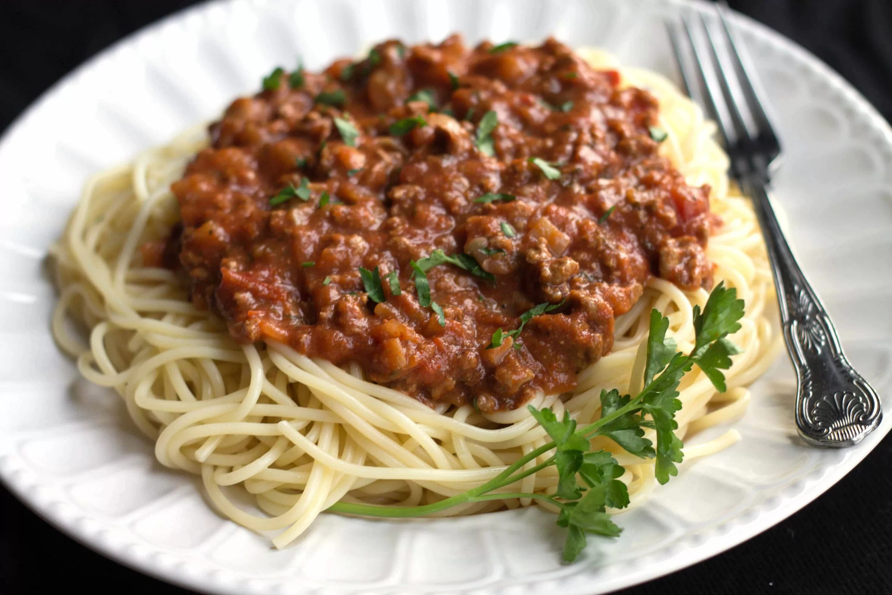 Болоньезе паста болоньезе. Соус болоньезе классический. Спагетти bolognese. Спагетти с соусом Болонез. Фарш с томатной пастой для макарон