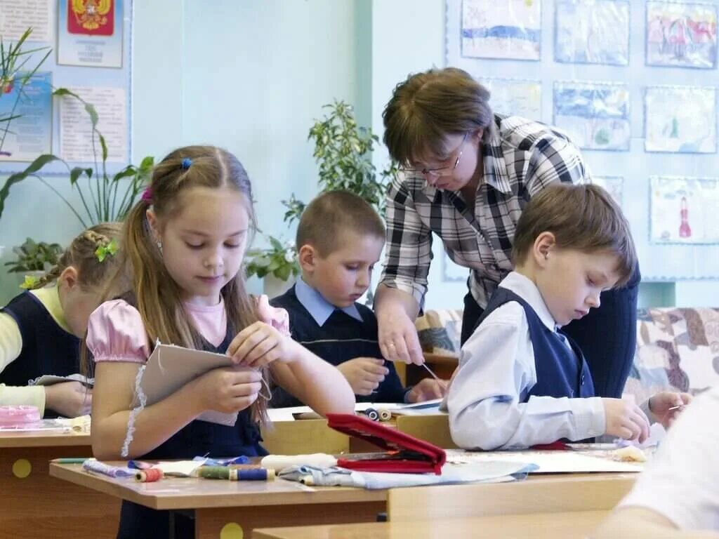 Картинки труда в школе. Уроки труда в школе. школьники на уроке технологии. урок технологии в начальной школе. урок труда в начальной школе.