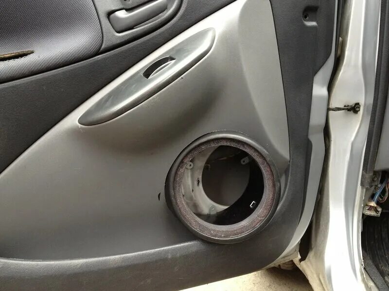 Дверные подиумы toyota vitz scp10. Передние динамики тойота витц. Колонки на витц 2000г. Колонки тойота витц 2000. Динамики тойота витц 2005 года.