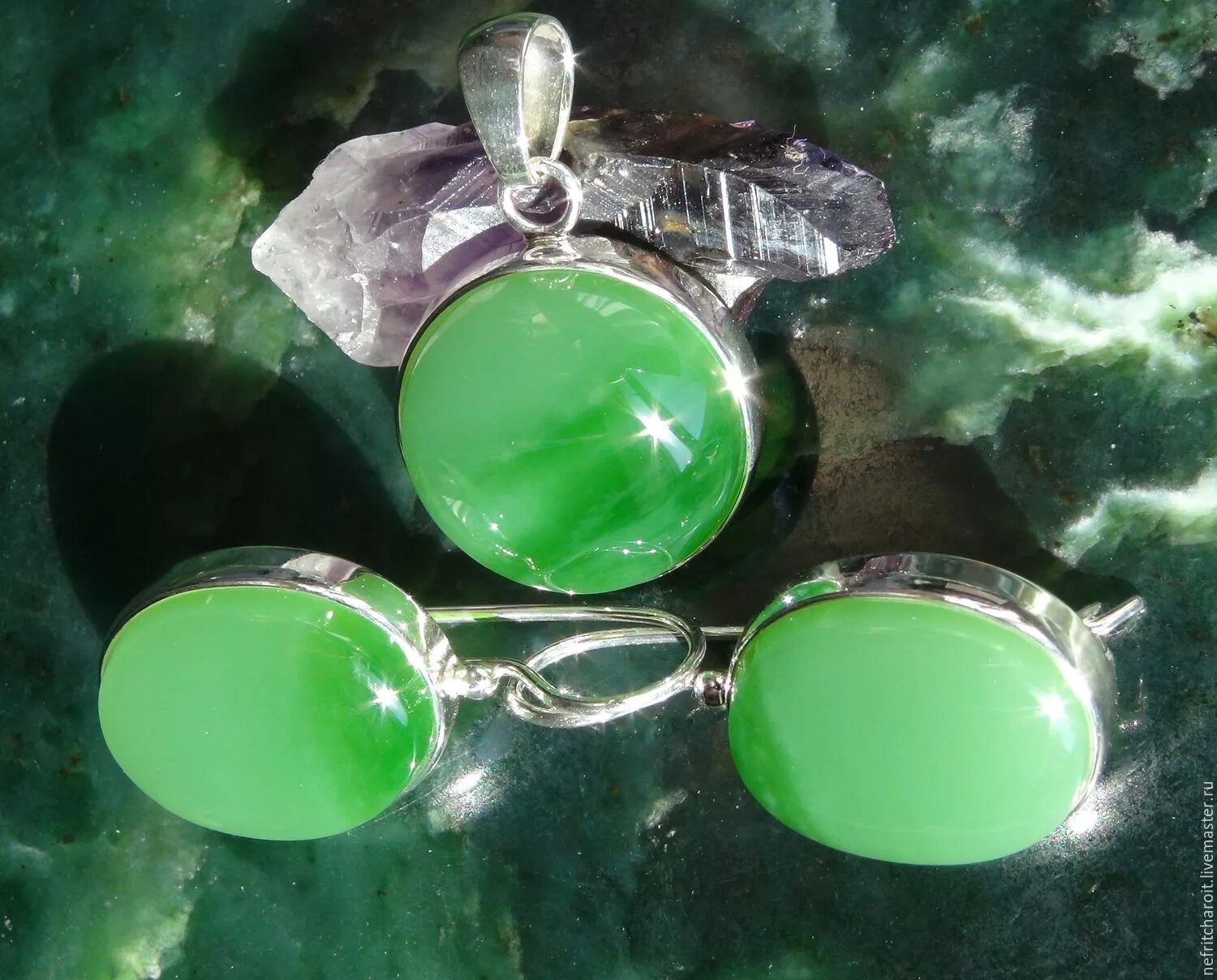 Лантийский нефрит. Нефрит камень амулет. Нефрит жадеит камень. Нефрит (минерал). Байкальский нефрит камень.