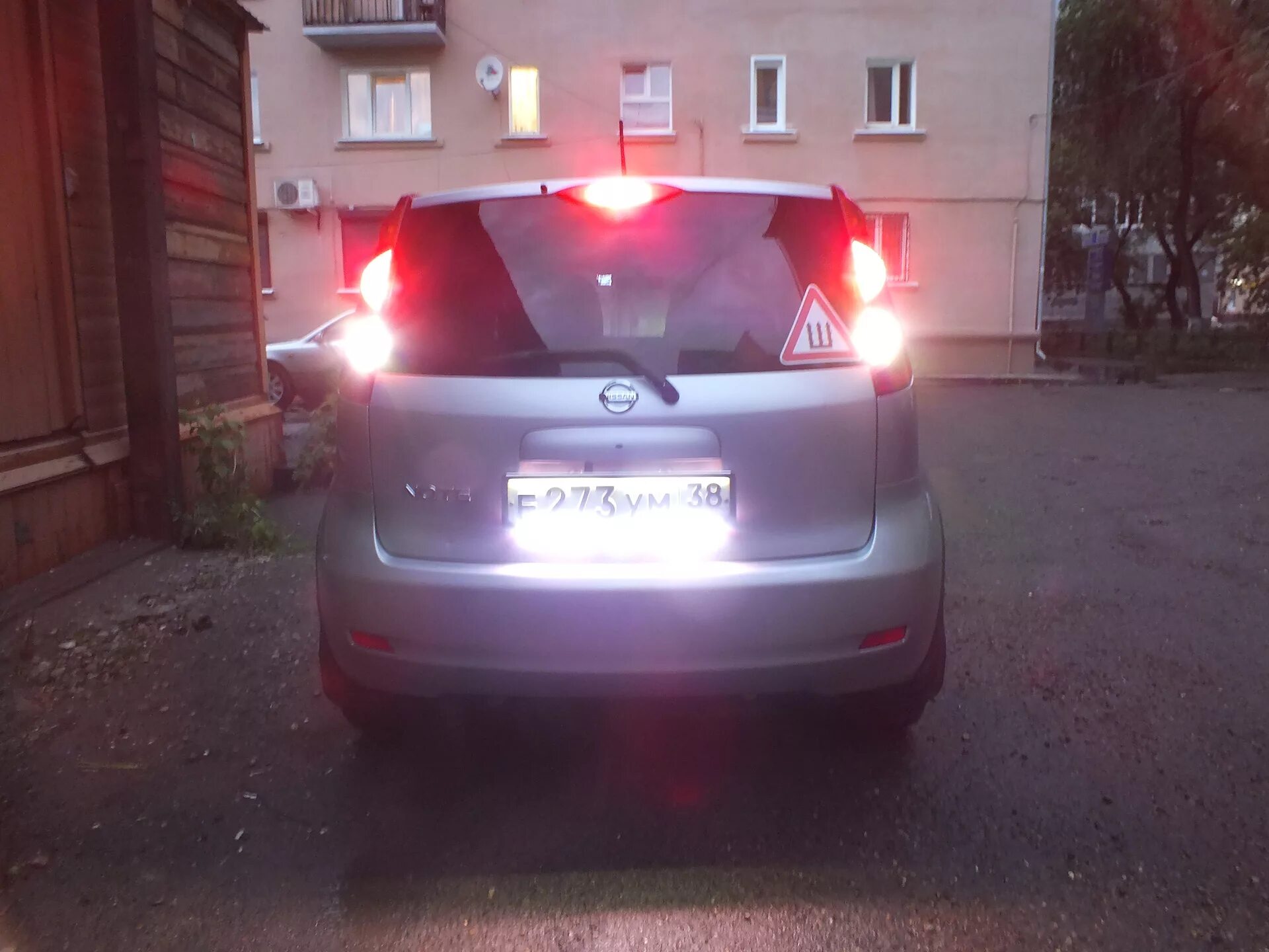 Задний ход тиида. Ниссан тиида задний ход. Задний ход тиида. Задний ход тиида. Nissan tiida лампа заднего хода.