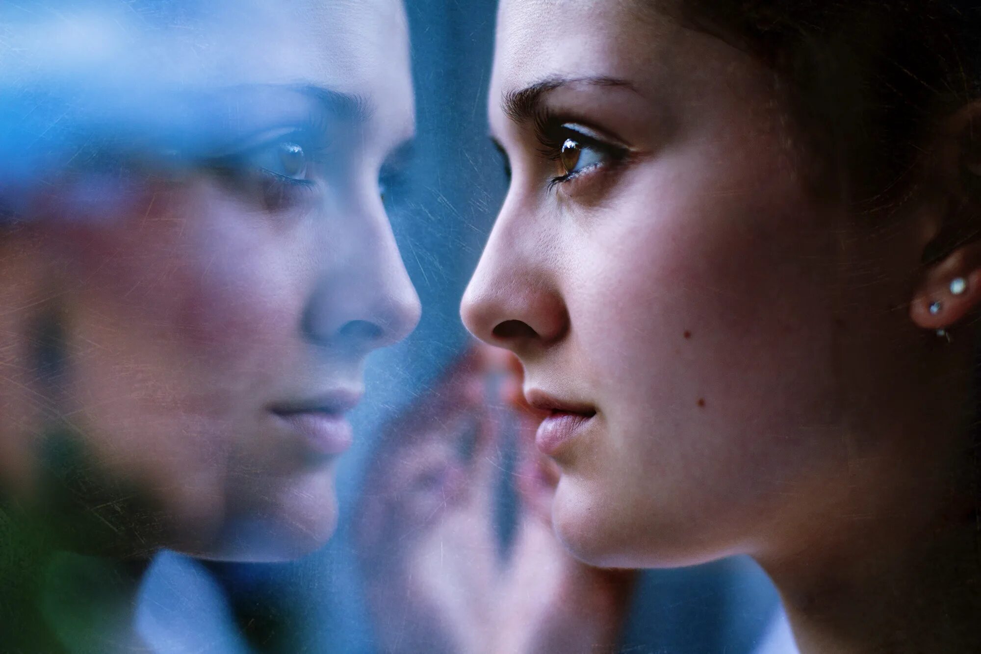 Эмпат лицо женщины. He saw in the mirror. Человек зеркало вектор. Отражение мужчины в зеркале. He saw in the mirror.