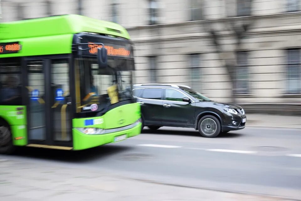 Электробус 88. Синара электробус. Машины автобусы. Зеленый автобус. Трафик транспорта.