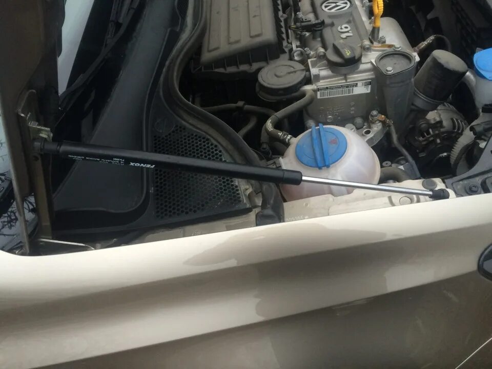 Газовые упоры капота поло седан. Упоры капота volkswagen polo. Газовые упоры поло седан. Упор капота резиновый vw polo sedan. Газовые упоры капота volkswagen polo.