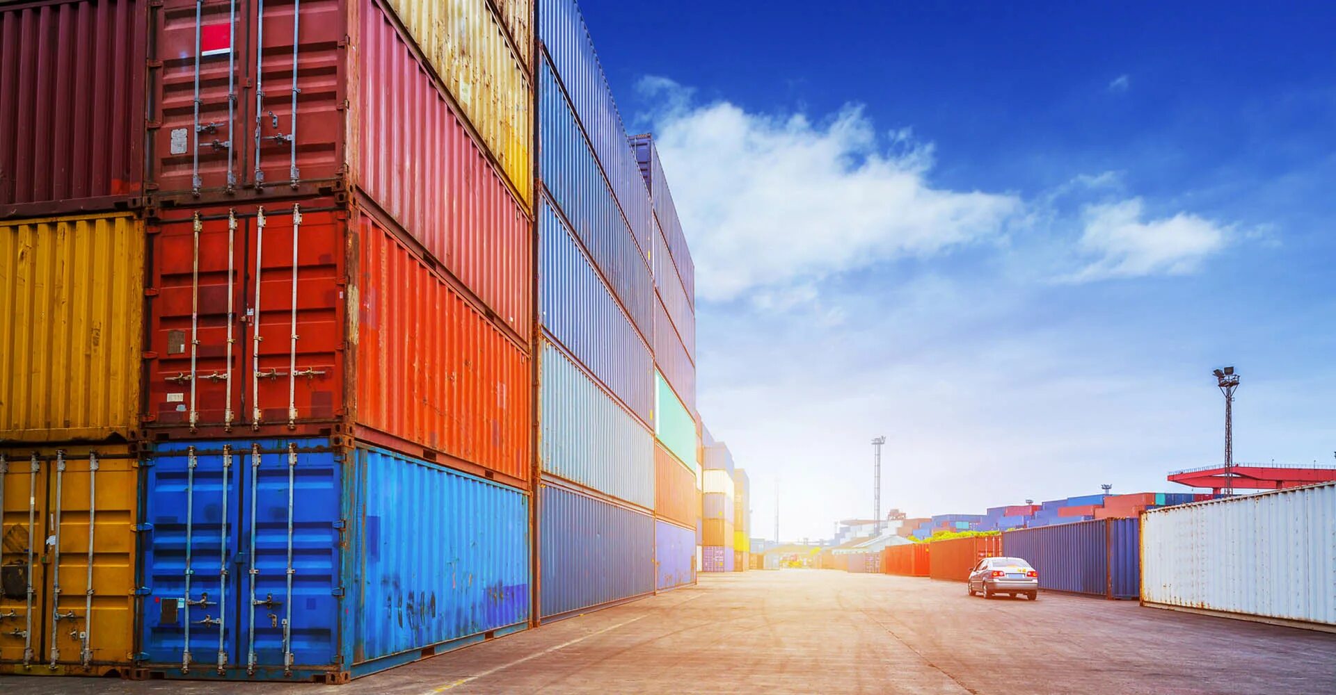 короб с портом. транспортные деревянные ящики. портовый бокс. склад контейнеров. порт ящики.