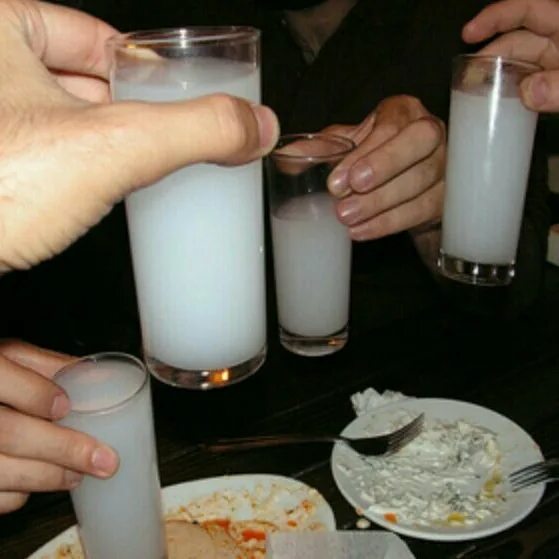 львиное молоко в турции. что пьют турки белая жидкость. что пьют турки белая жидкость. турецкая водка yeni raki. анисовая водка ракы.